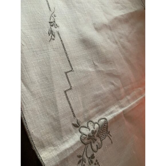 Vintage White Linen Table Runner With Gray Rose Floral Embroidery Cutout 17x 38" - Picture 4 of 7